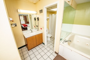 King Room With Jacuzzi | Bathroom | Combined shower/tub, hydromassage showerhead, free toiletries, towels