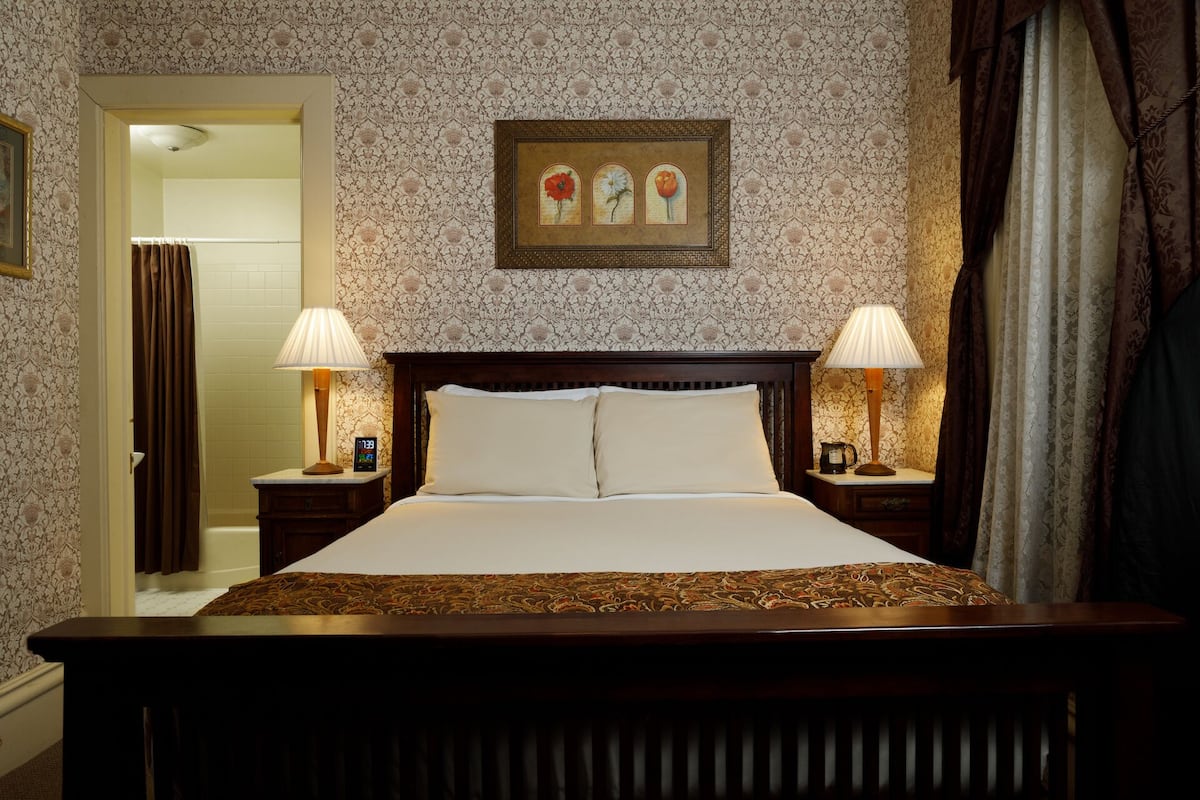 Kamer, 1 queensize bed (2) | Luxe beddengoed, pillowtop-bedden, individueel gedecoreerd