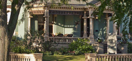 Veranda. The Kalamazoo House Downtown Hotel & Suites