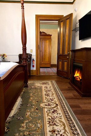 Premium bedding, pillow-top beds, individually decorated - The Kalamazoo House Downtown Hotel & Suites (Kalamazoo)