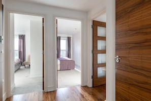 Departamento Premier, 2 habitaciones, con acceso para personas discapacitadas, vista a la ciudad | 1 habitación, ropa de cama de alta calidad y escritorio 