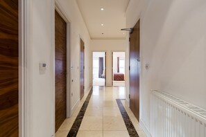 Premier Apartment, 3 Bedrooms, Accessible, Patio | Hallway