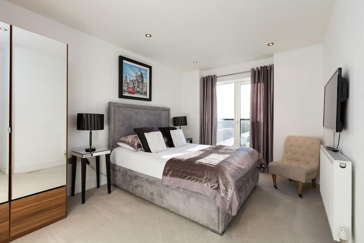 1 slaapkamer, luxe beddengoed, een bureau, een strijkplank/strijkijzer