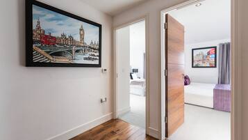 Departamento Premier, 2 habitaciones, con acceso para personas discapacitadas, vista a la ciudad | 1 habitación, ropa de cama de alta calidad y escritorio