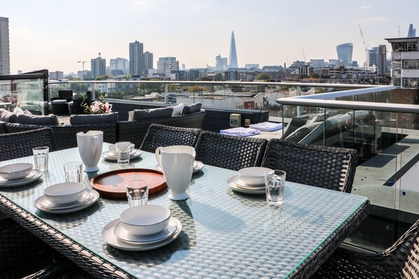 Luxury-Penthouse, 2 Schlafzimmer, Terrasse, Stadtblick | Terrasse/Patio