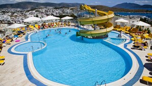 Outdoor pool, pool umbrellas, pool loungers - Sunhill Hotel (Bodrum)
