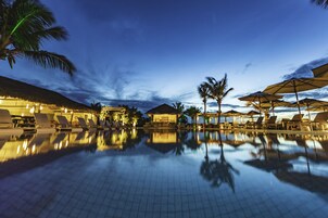 Piscina externa, espreguiçadeiras