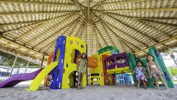 Área de juegos infantiles al aire libre