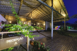Fachada da propriedade à noite