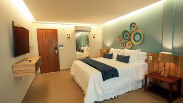 Un dormitorio con cama, mesitas de noche, un espejo y decoración en la pared.