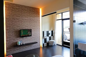 Flat-screen TV - Jaylins Spahome Bed and Breakfast (Yuchi)