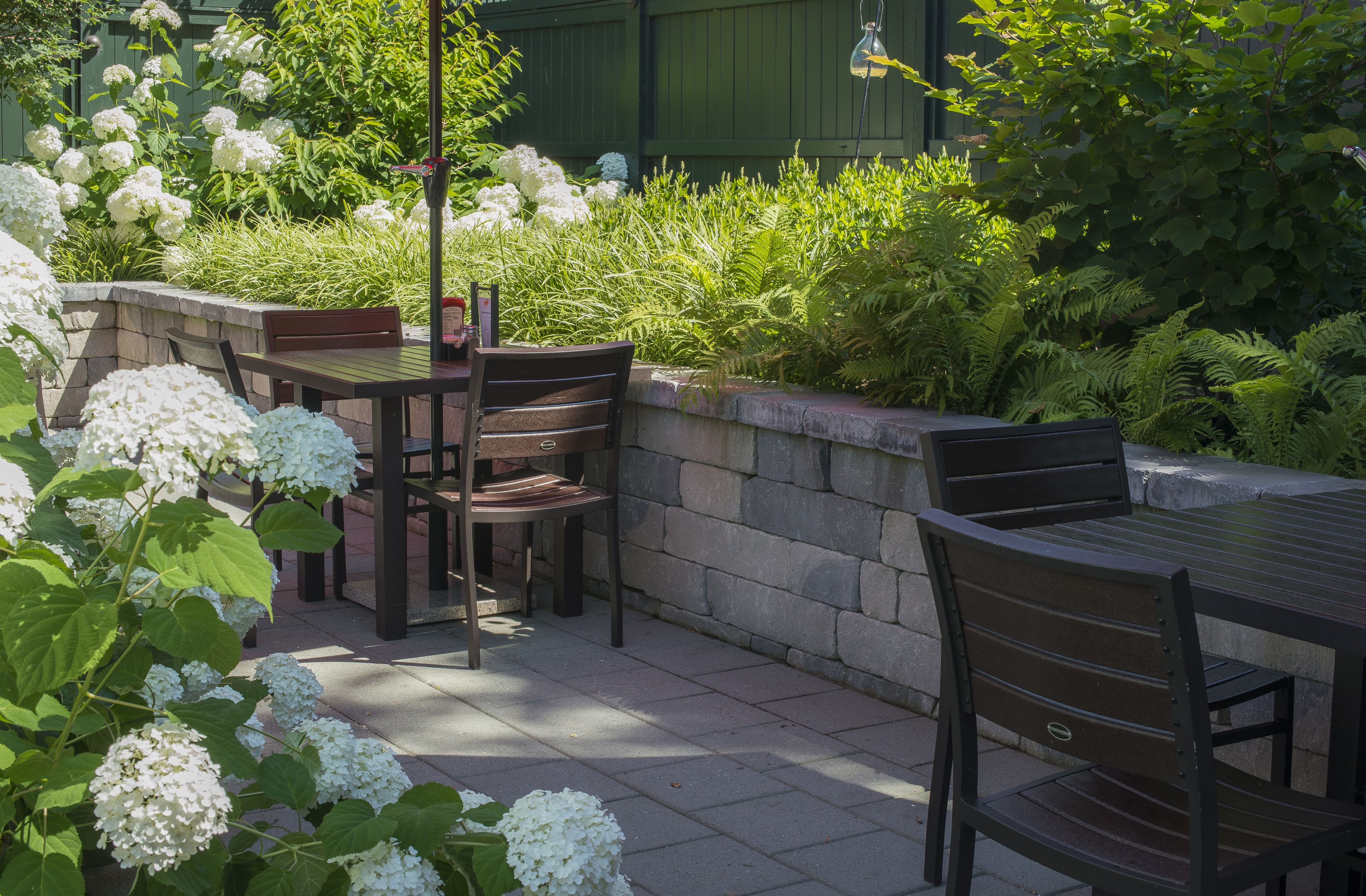 2 restoran, melayani sarapan, makan siang; sajian masakan Amerika