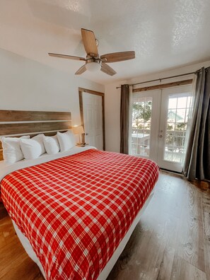 Deluxe Suite, 1 Queen Bed | Desk, iron/ironing board, free WiFi, bed sheets - View Crest Lodge (Trinidad)