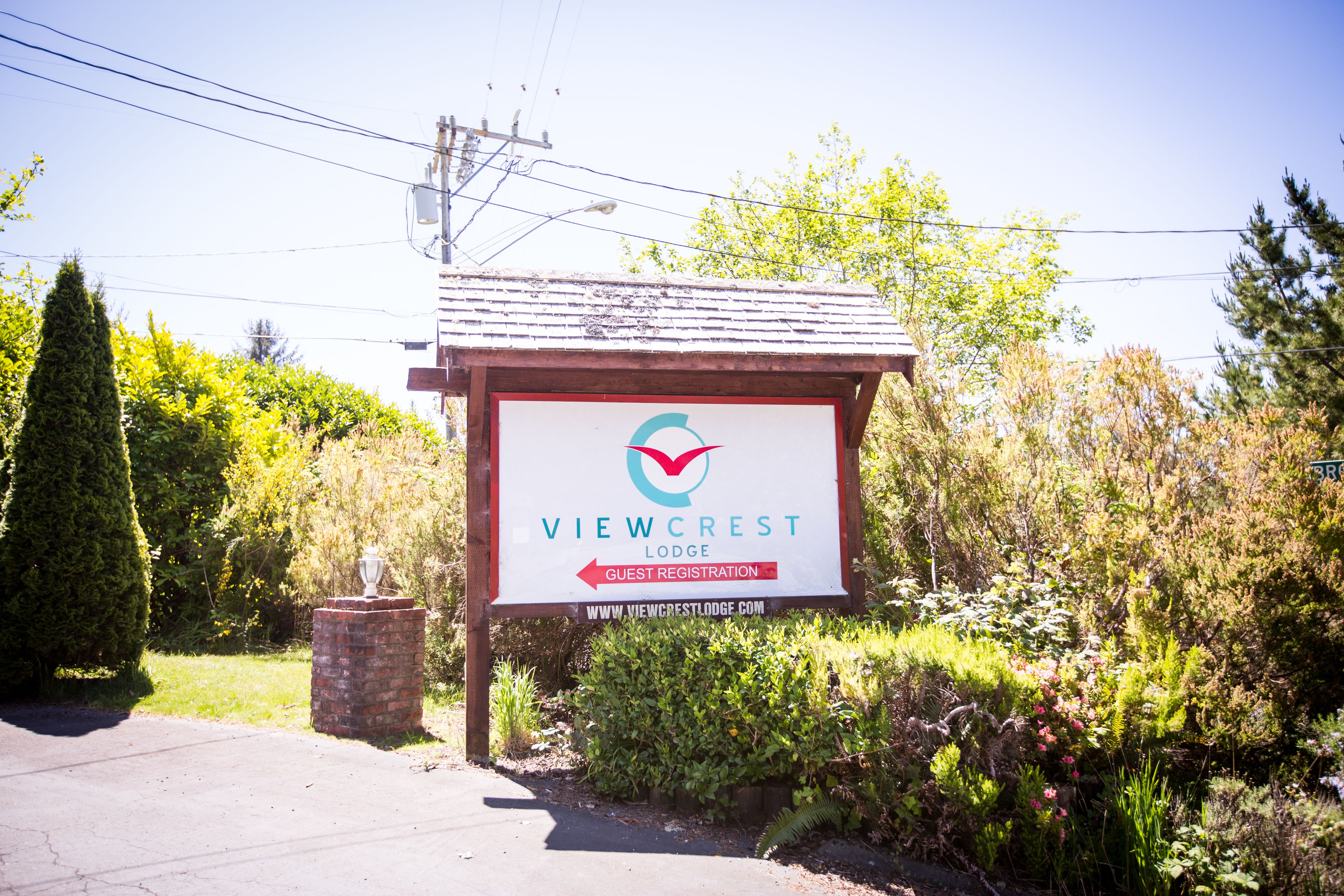 A sign for Viewcrest Lodge with a guest registration arrow.