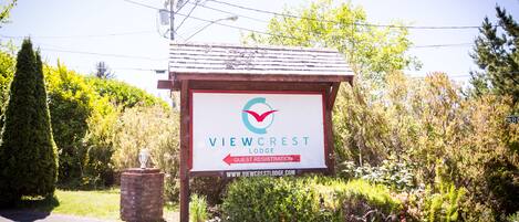 A sign for Viewcrest Lodge with a guest registration arrow.