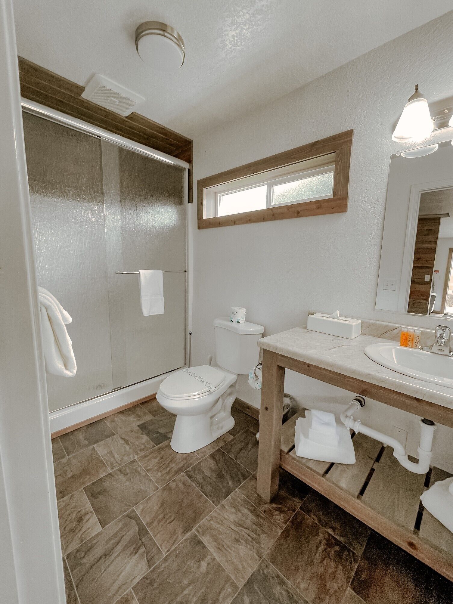 Ein Badezimmer mit Dusche, Toilette und Waschbecken.