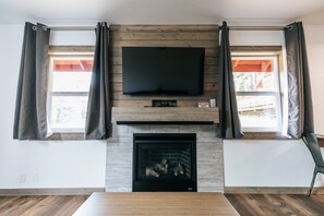 เคบิน, เตียงคิงไซส์ 1 เตียง | บริเวณนั่งเล่น | ทีวีจอแบน