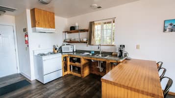 Cottage Tiêu chuẩn, 2 giường cỡ queen, phù hợp cho người khuyết tật | Bếp riêng | Tủ lạnh, lò vi sóng, dụng cụ pha cà phê/trà, lò nướng bánh mì