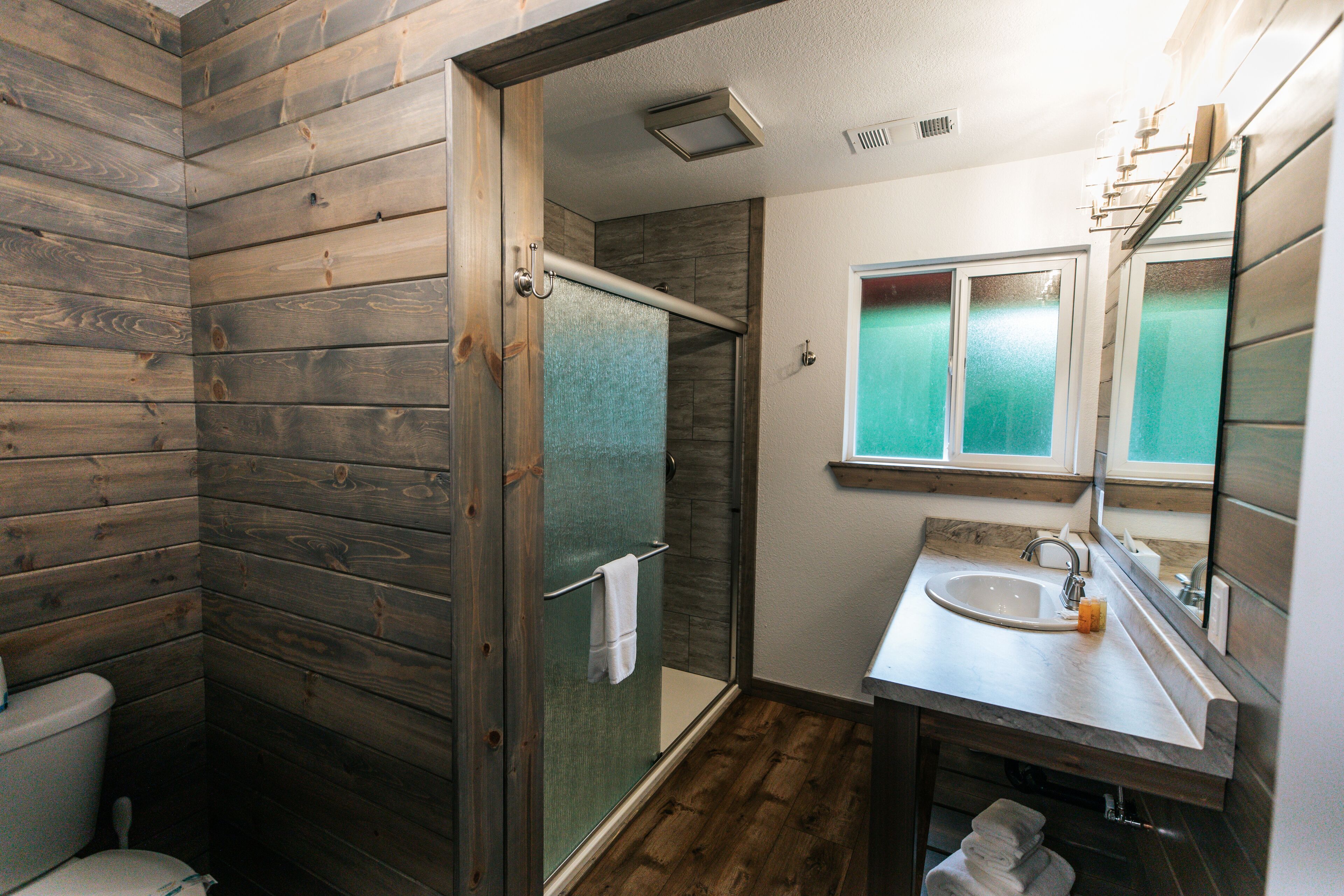 Cabane, 1 très grand lit | Salle de bain | Articles de toilette gratuits, sèche-cheveux, serviettes fournies