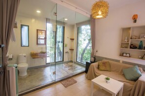 Kamar (Two meters Lane 1027) | Kamar mandi | Shower, perlengkapan mandi gratis, pengering rambut, dan sandal