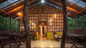 A wooden structure with a tiled floor and a sign reading "Terra de Sueños". - Tierra de Sueños Lodge & Wellness Center (Cahuita)