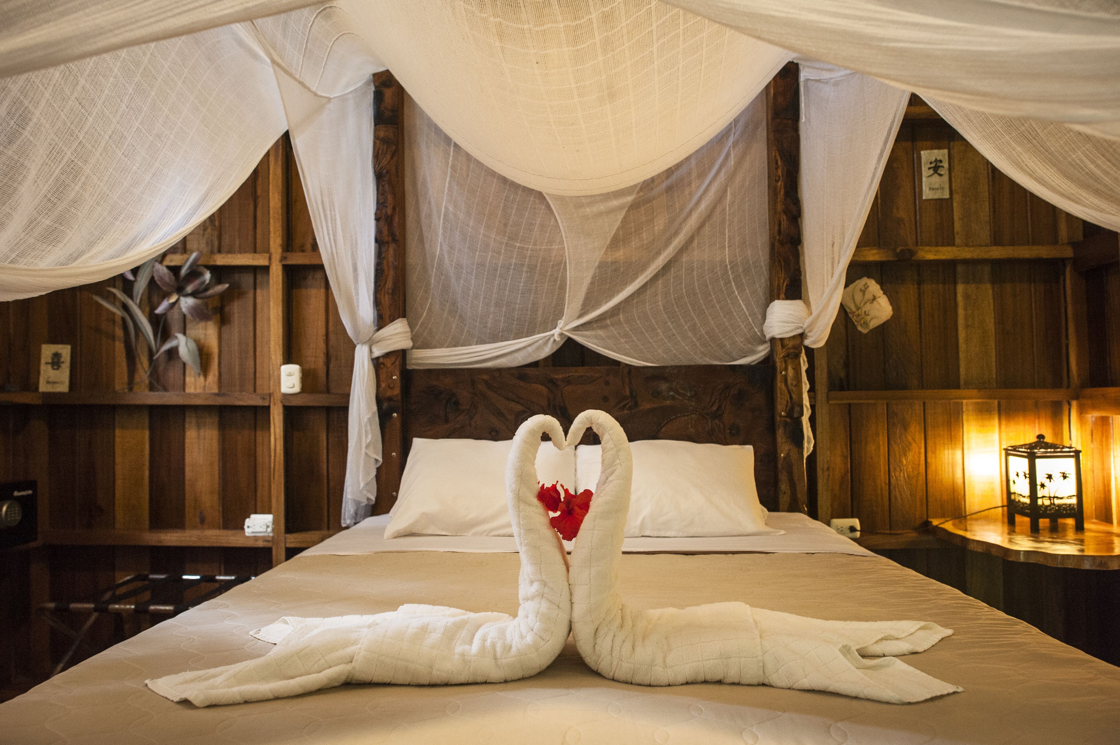 标准平房, 1 张大床, 阳台, 花园 | 客房内保险箱、床单