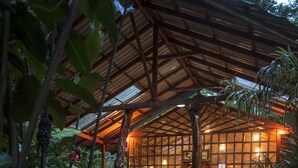 A rustic wooden structure with a tiled floor and a small circular seating area. - Tierra de Sueños Lodge & Wellness Center (Cahuita)