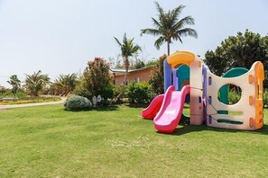 Children’s play area – outdoor - Coconut Grove House B and B (Hengchun)
