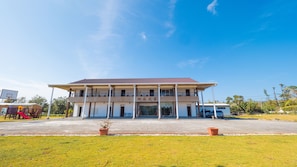 A two-story building with a flat roof and a balcony on the upper floor. - Coconut Grove House B and B (Hengchun)