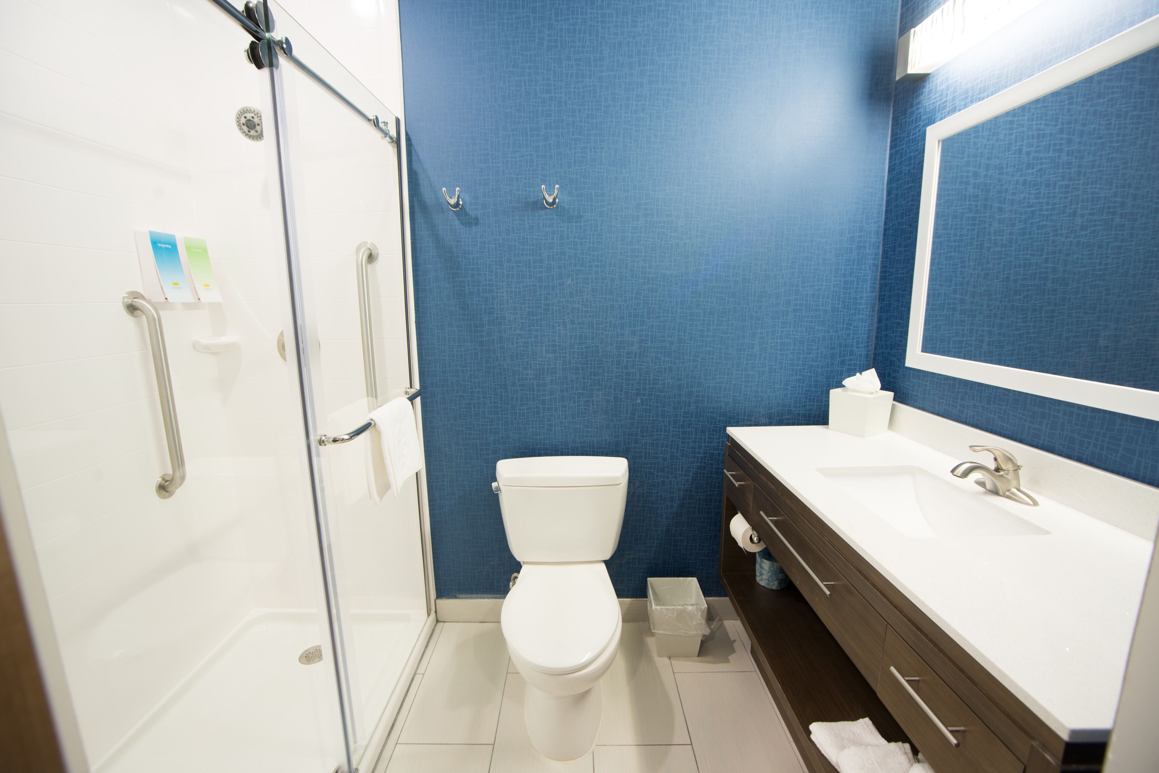 combined shower/bathtub, free toiletries, towels