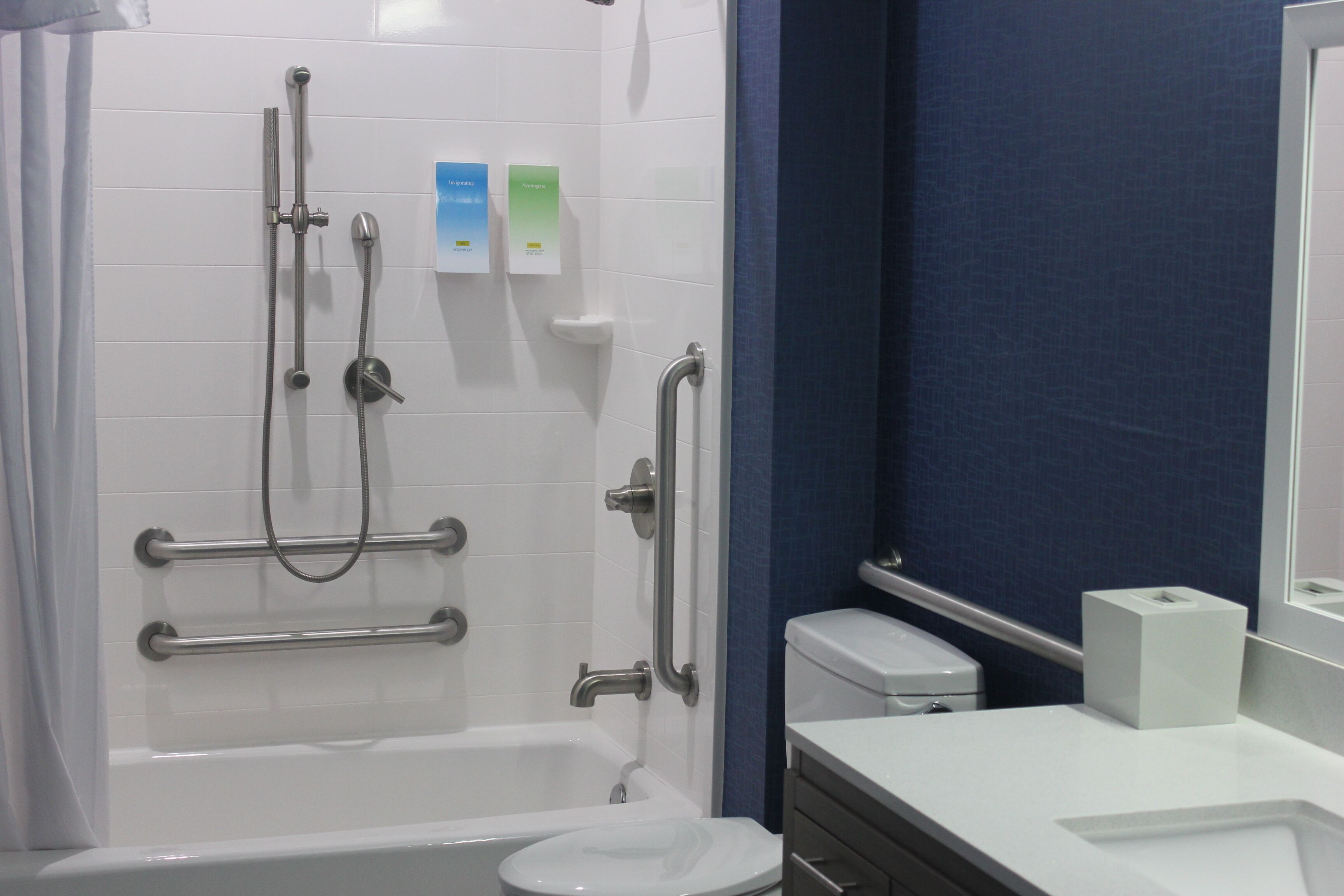 suite, 1 king bed, accessible, bathtub | bathroom | combined shower/bathtub, free toiletries, towels