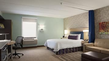 Allergitestade sängkläder, värdeförvaringsskåp på rummet och skrivbord