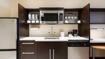 Stort kylskåp, mikrovågsugn och kaffe- och tebryggare