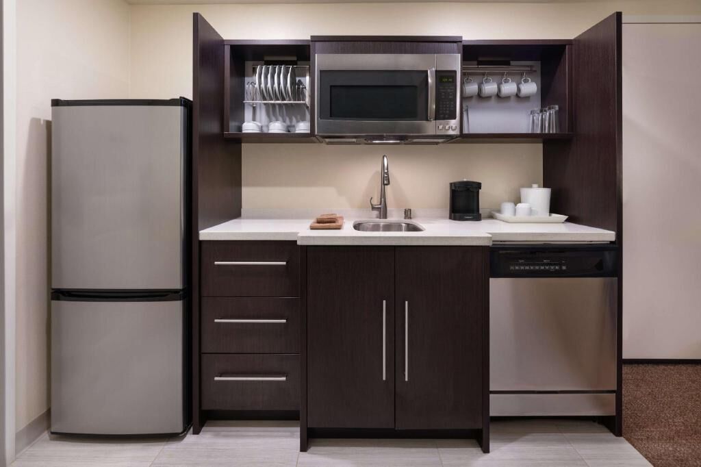 Private kitchen | Full-size fridge, microwave, coffee/tea maker, cookware/dishes/utensils