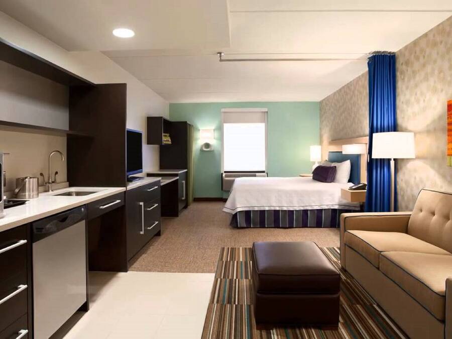 Studiosvit - 1 kingsize-säng | Allergitestade sängkläder, värdeförvaringsskåp på rummet och skrivbord