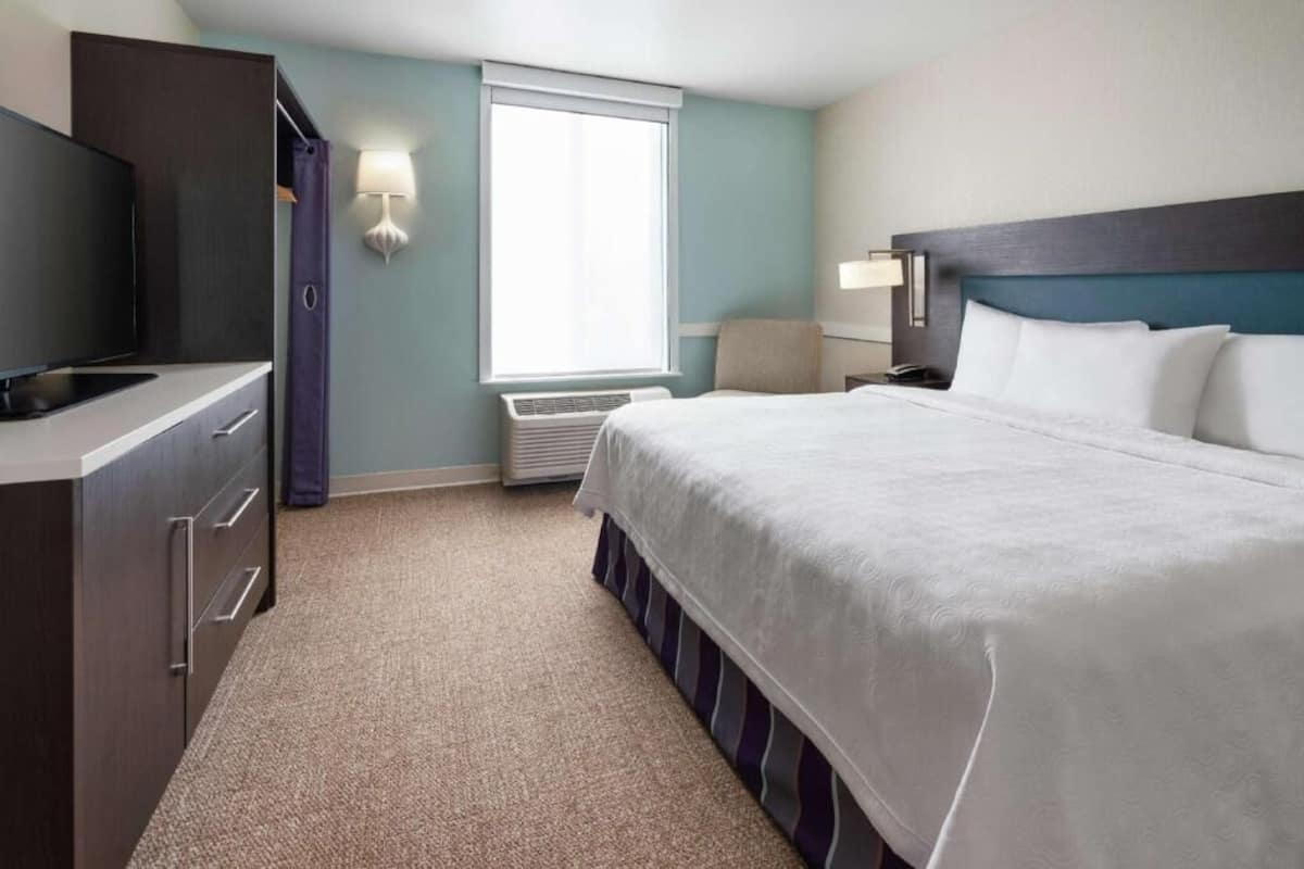 Hypo-allergenic bedding, in-room safe, desk, laptop workspace