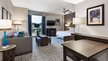 Suite estudio, 1 cama King size | Área de sala de estar | Televisión