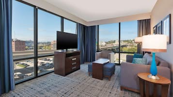 Deluxe suite, 2 queensize bedden (Premium) | Woonruimte | Televisie