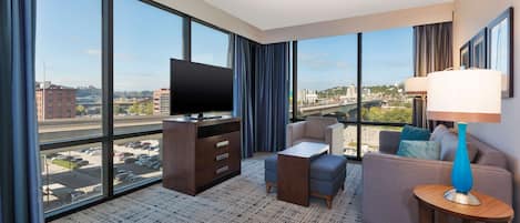 Deluxe-Suite, 2 Queen-Betten (Premium) | Wohnbereich | Fernseher