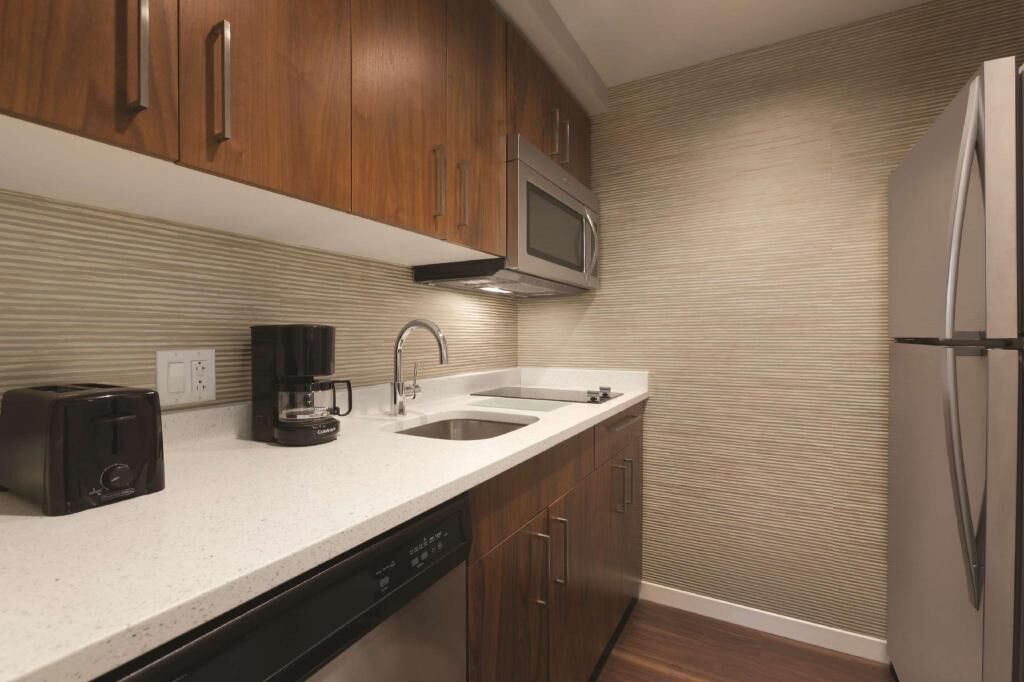 Full-size fridge, microwave, stovetop, dishwasher