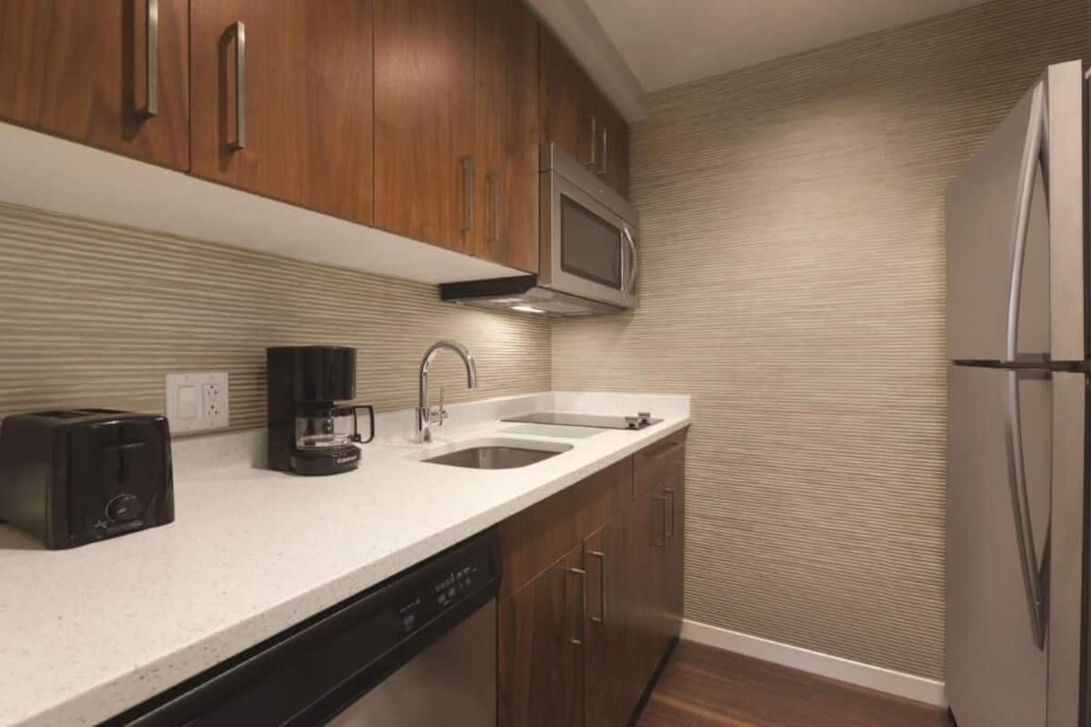 Full-size fridge, microwave, stovetop, dishwasher