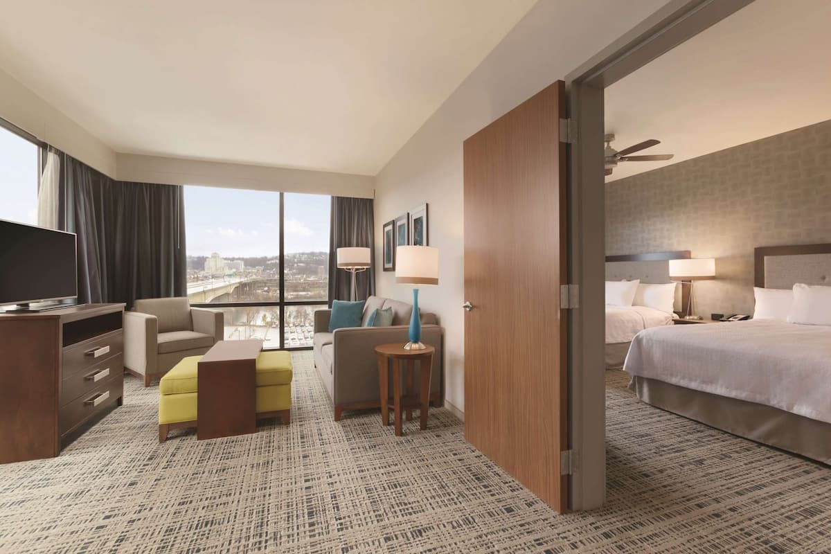 Premium bedding, in-room safe, desk, laptop workspace