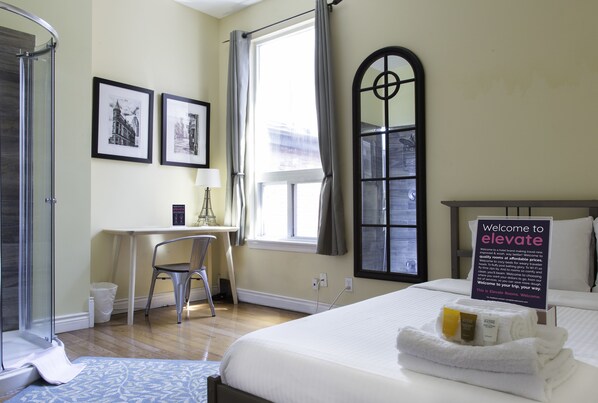 Rom – superior, 1 queensize-seng, privat bad | Wi-fi (inkludert) og sengetøy