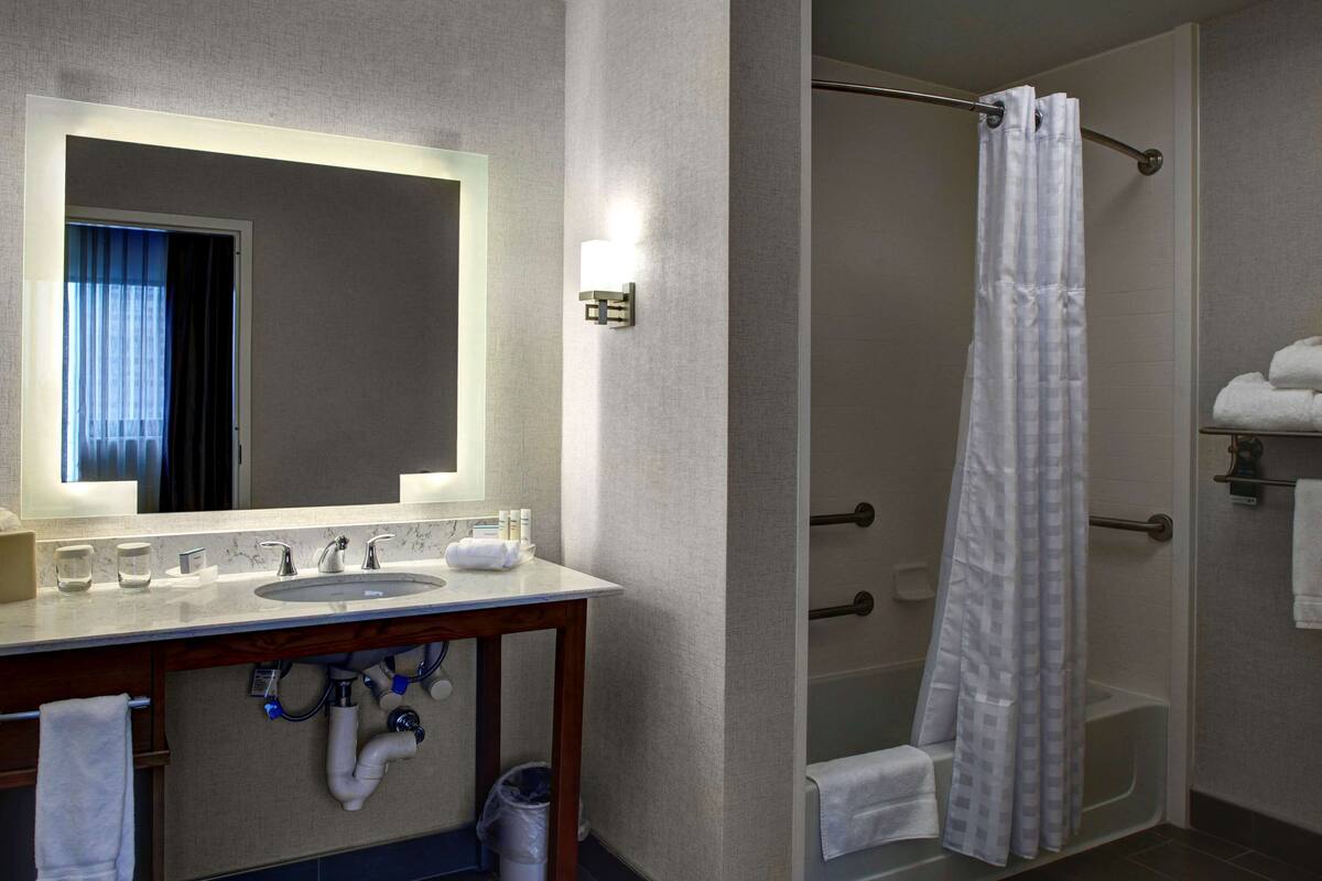 Phòng Suite, 1 giường cỡ king, phù hợp cho người khuyết tật, bồn tắm | Phòng tắm | Vòi sen/bồn tắm kết hợp, bồn tắm ngâm 