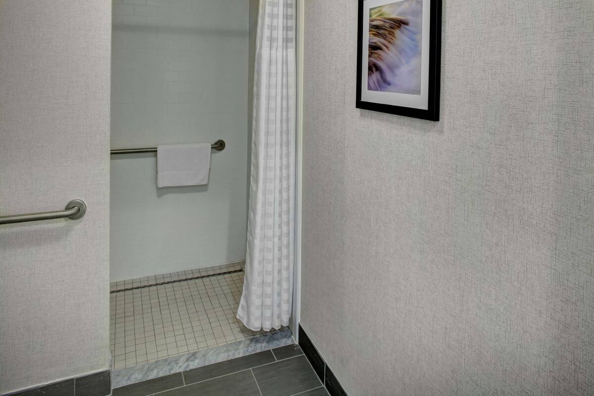 Studio, 2 giường cỡ queen, phù hợp cho người khuyết tật (Roll-in Shower) | Phòng tắm | Vòi sen/bồn tắm kết hợp, bồn tắm ngâm 