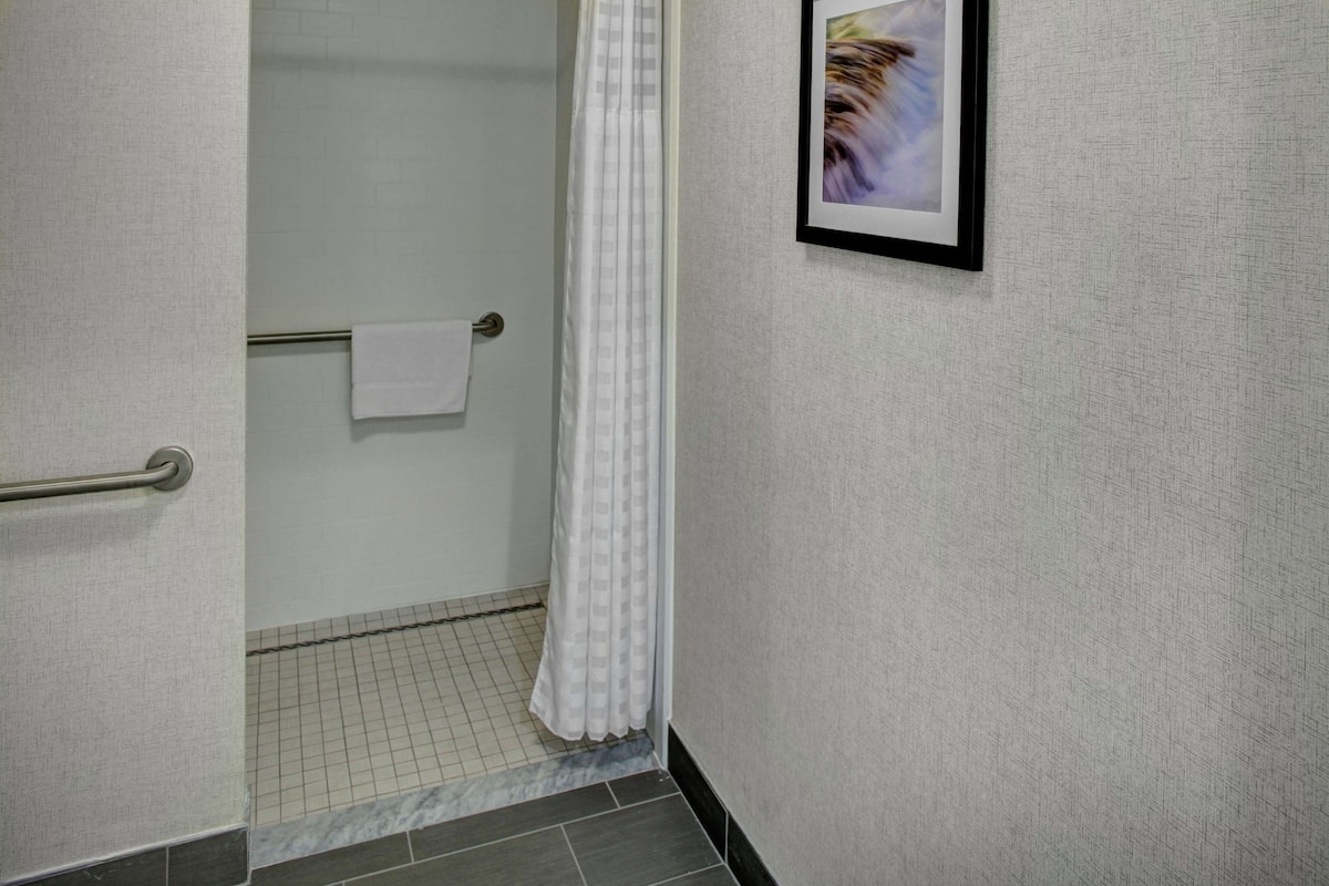Studio, 2 Queen Beds, Accessible (Roll-in Shower) | Bathroom | Combined shower/tub, deep soaking tub, designer toiletries, hair dryer
