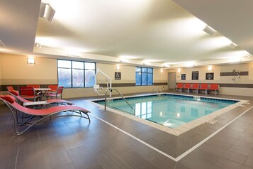 Una piscina cubierta, tumbonas