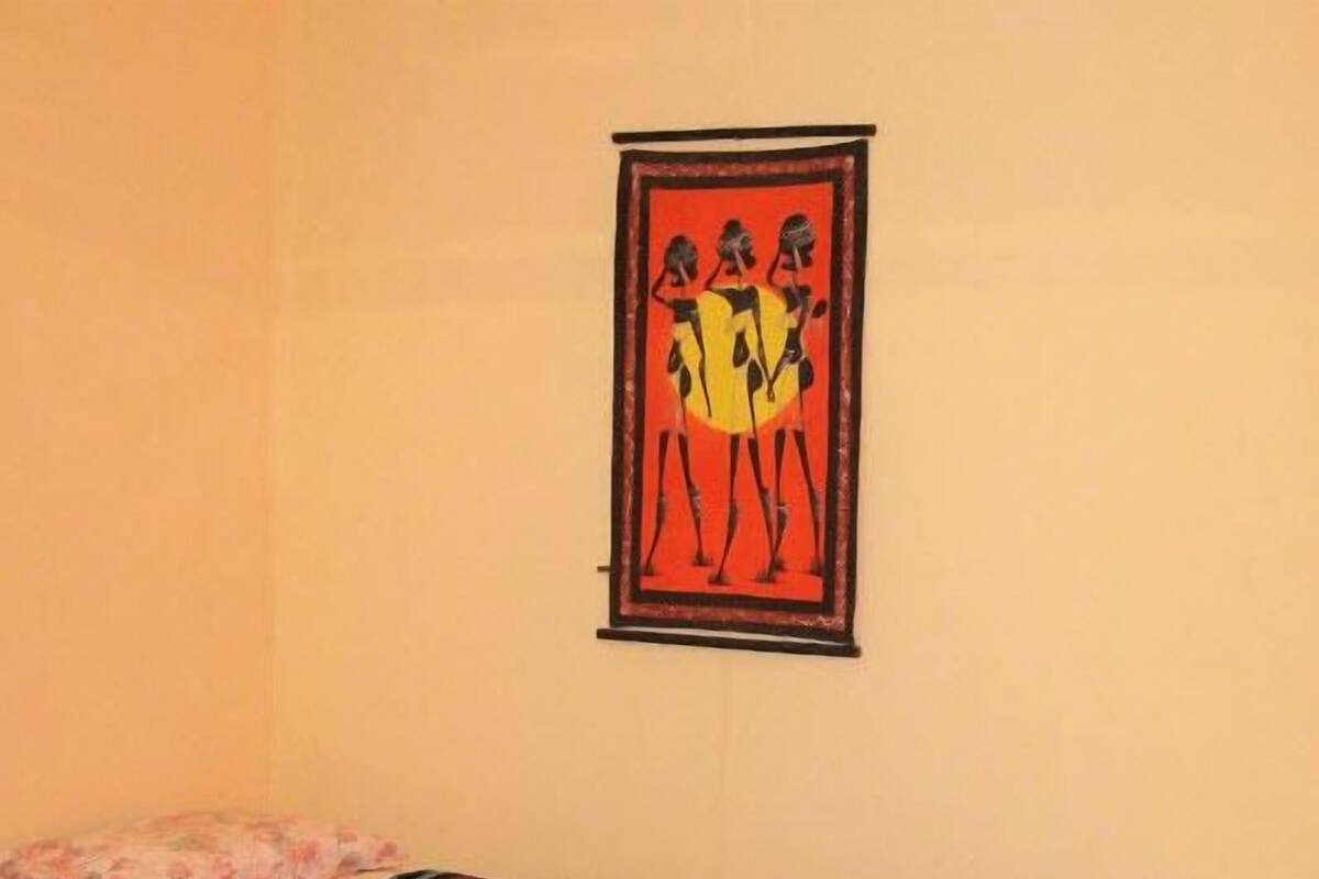 Chambre avec lits jumeaux, salle de bains commune
