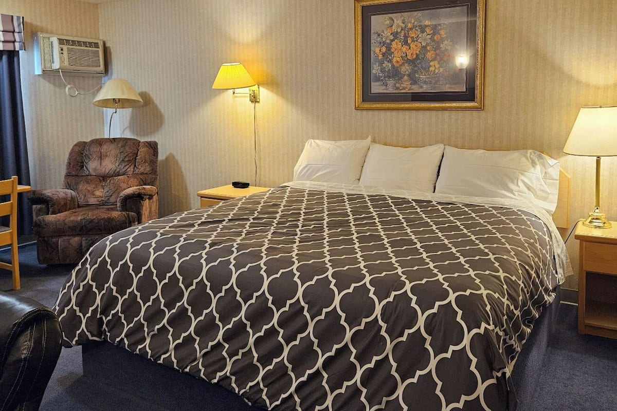 Executive Room, 1 King Bed (C Building - Ground Level)