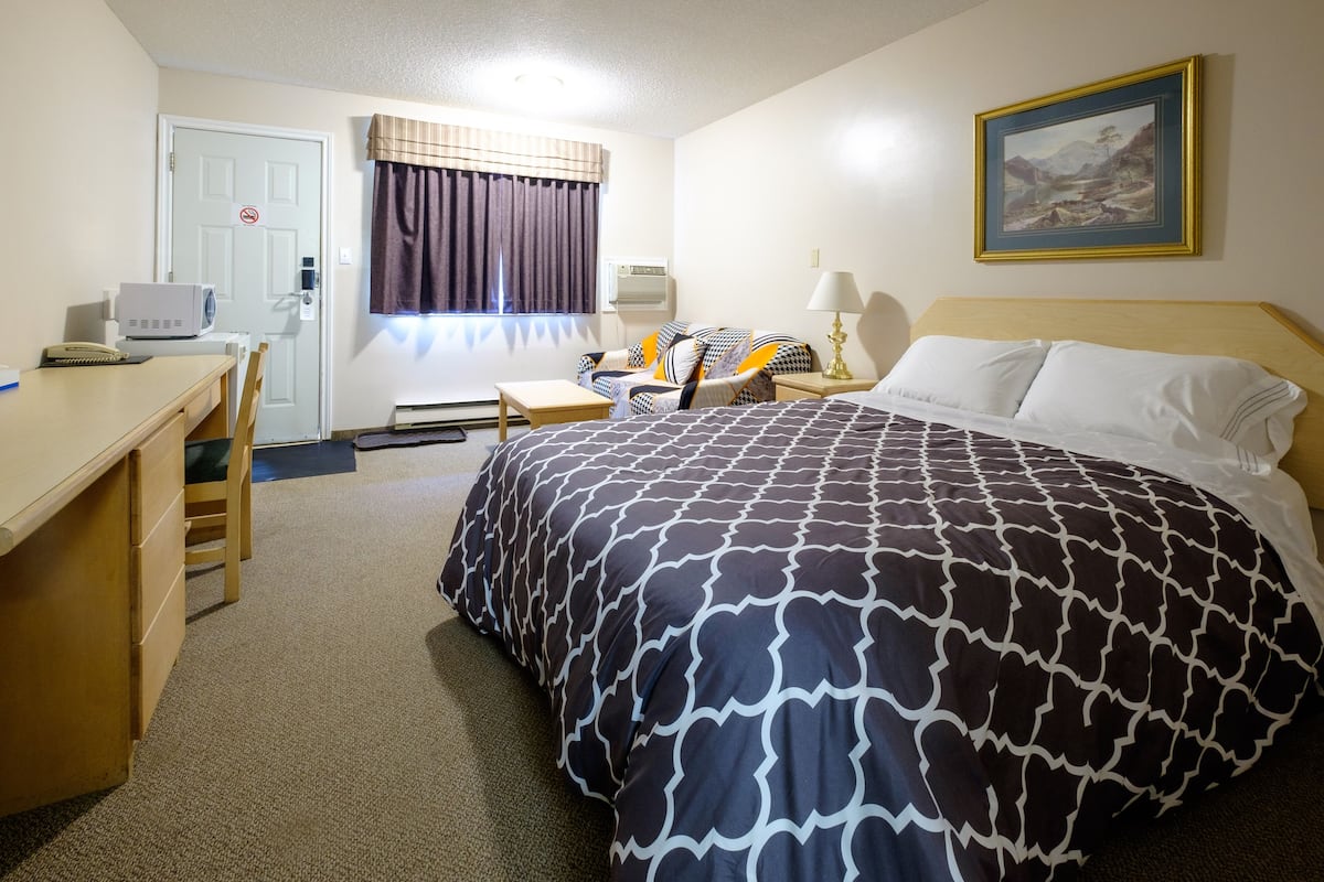 Standard Room, 1 Queen Bed (B Building - Ground Level)